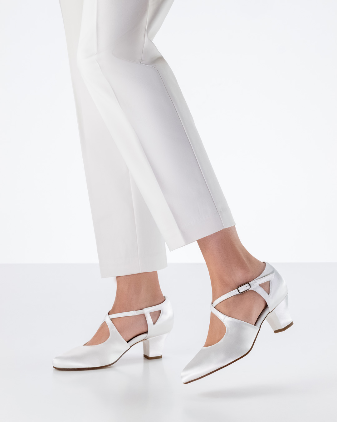 Gala Brautschuh von Werner Kern mit Ledersohle in Kombination mit weißem Brautkleid