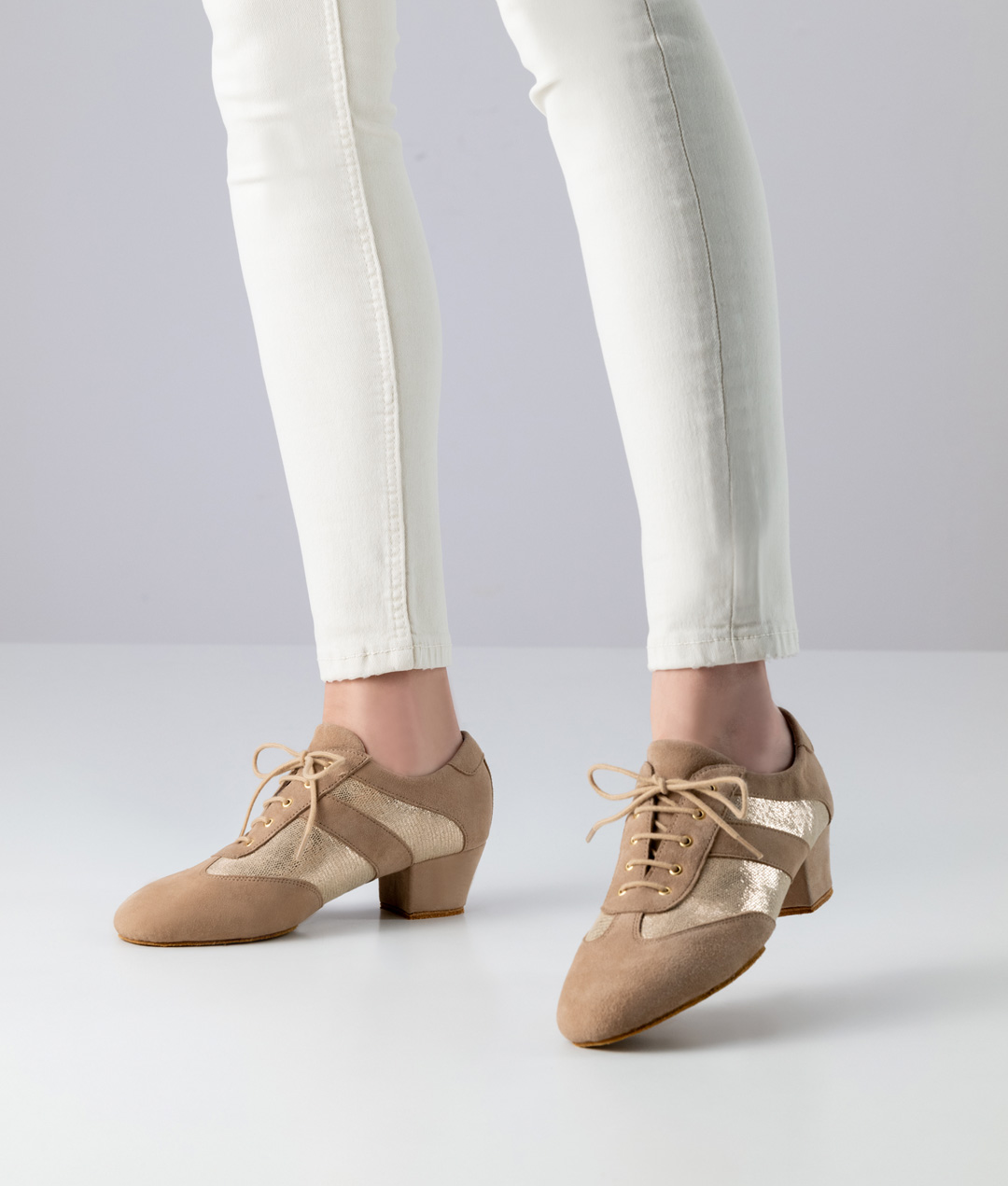 Trainingstanzsneaker aus Velourleder in beige und goldenem Leder und geteilter Sohle und 3,5 cm Absatz von Anna Kern.