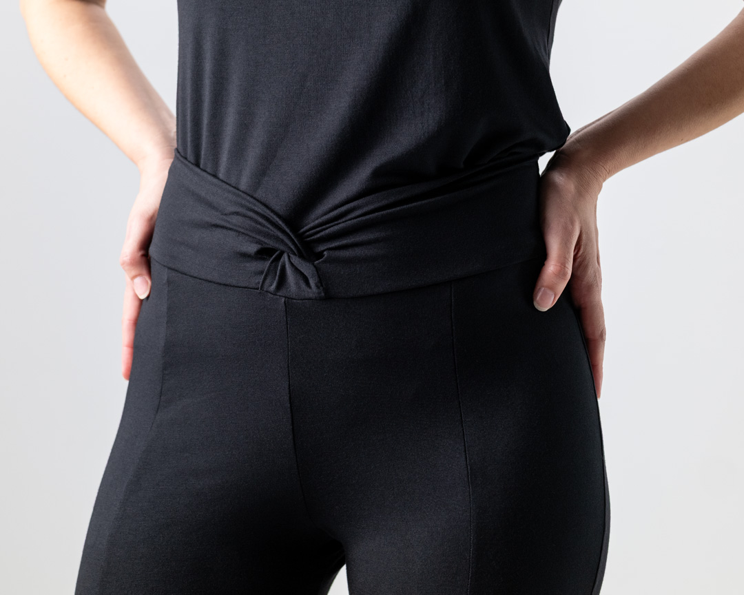 Detailbild des Hosenbundes von Tanzhose Nisha aus elasthischem Material in schwarz von Werner Kern