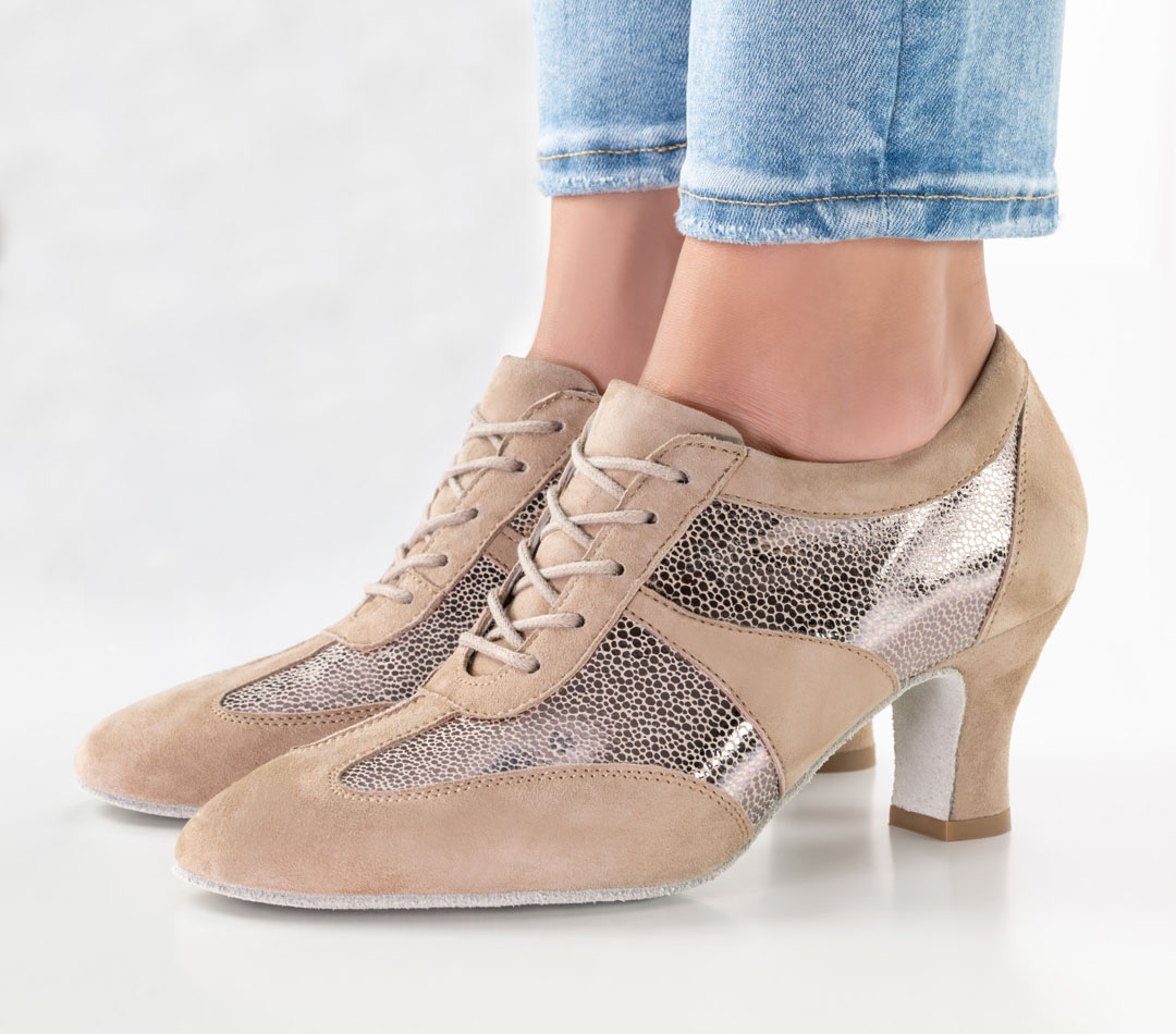 Close-up von Modell in Jeans mit beigen Trainingstanzschuhen zum Schnüren mit 6 cm Blockabsatz 