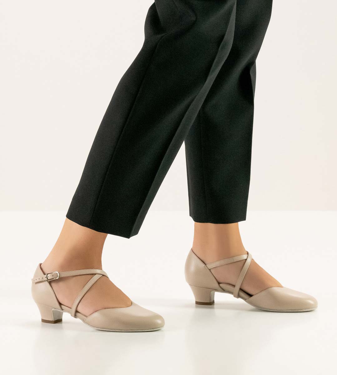 Felice Werner Kern Damentanzschuh in beige kombiniert mit schwarzer Hose