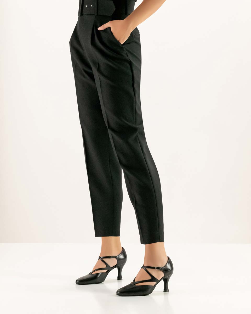 Fabiola schmaler Werner Kern Damentanzschuh in Leder in Kombination mit schwarzer Hose
