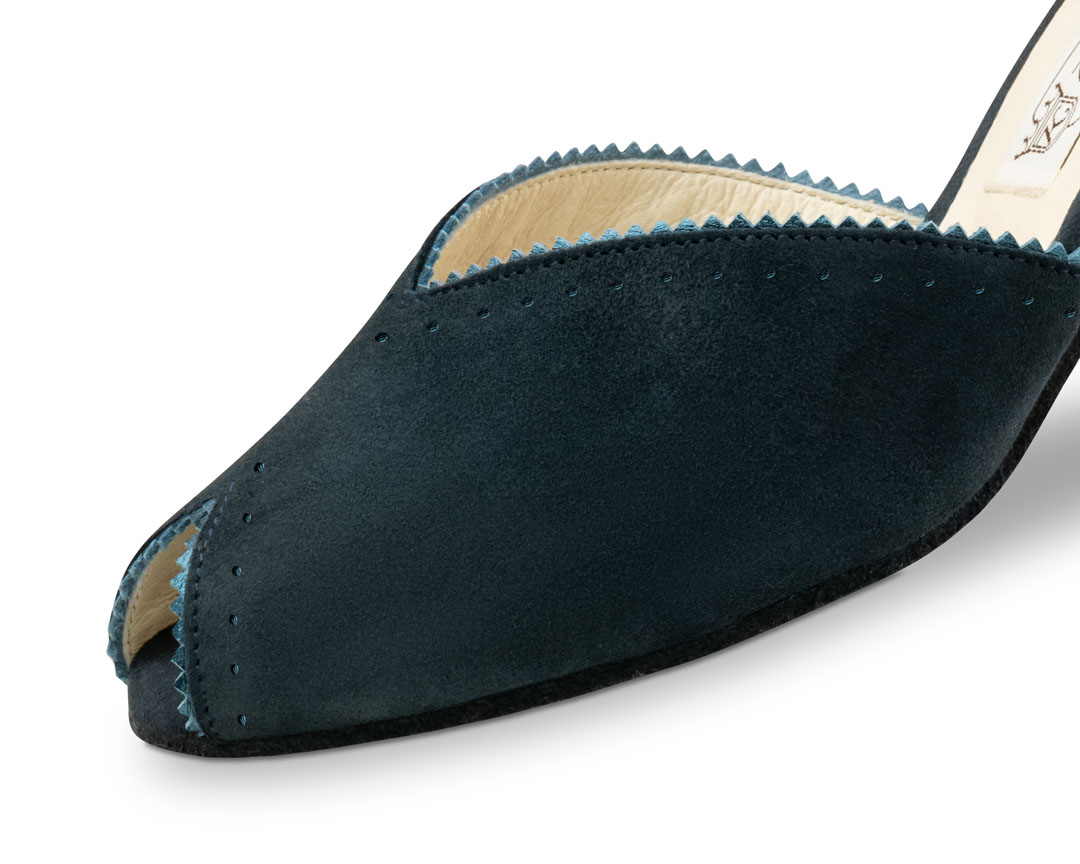 Schuhspitze von blauem Velourledertanzschuh mit peep toe Ausschnitt und Verzierungen