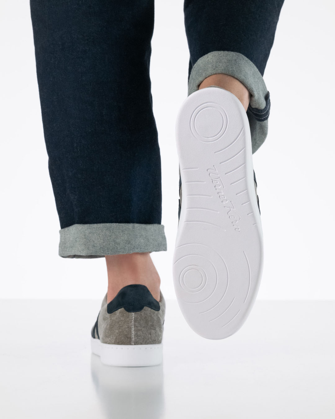 Ansicht Sneakertanzsohle von unten in weiß mit Werner Kern Logo