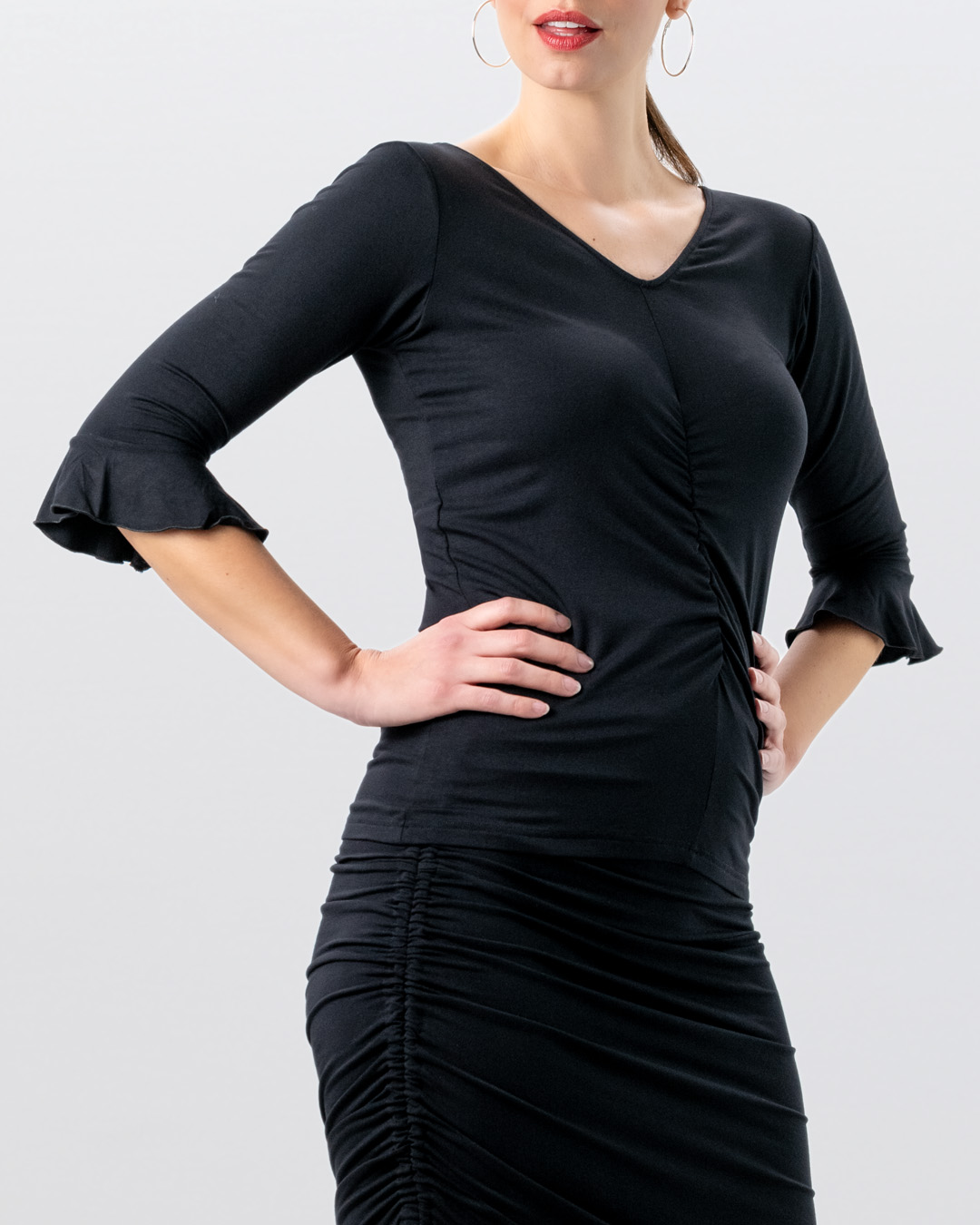 Tanzoberteil in schwarz mit 3/4 Ärmel mit Volants und V-Ausschnitt vorne und hinten von Werner Kern