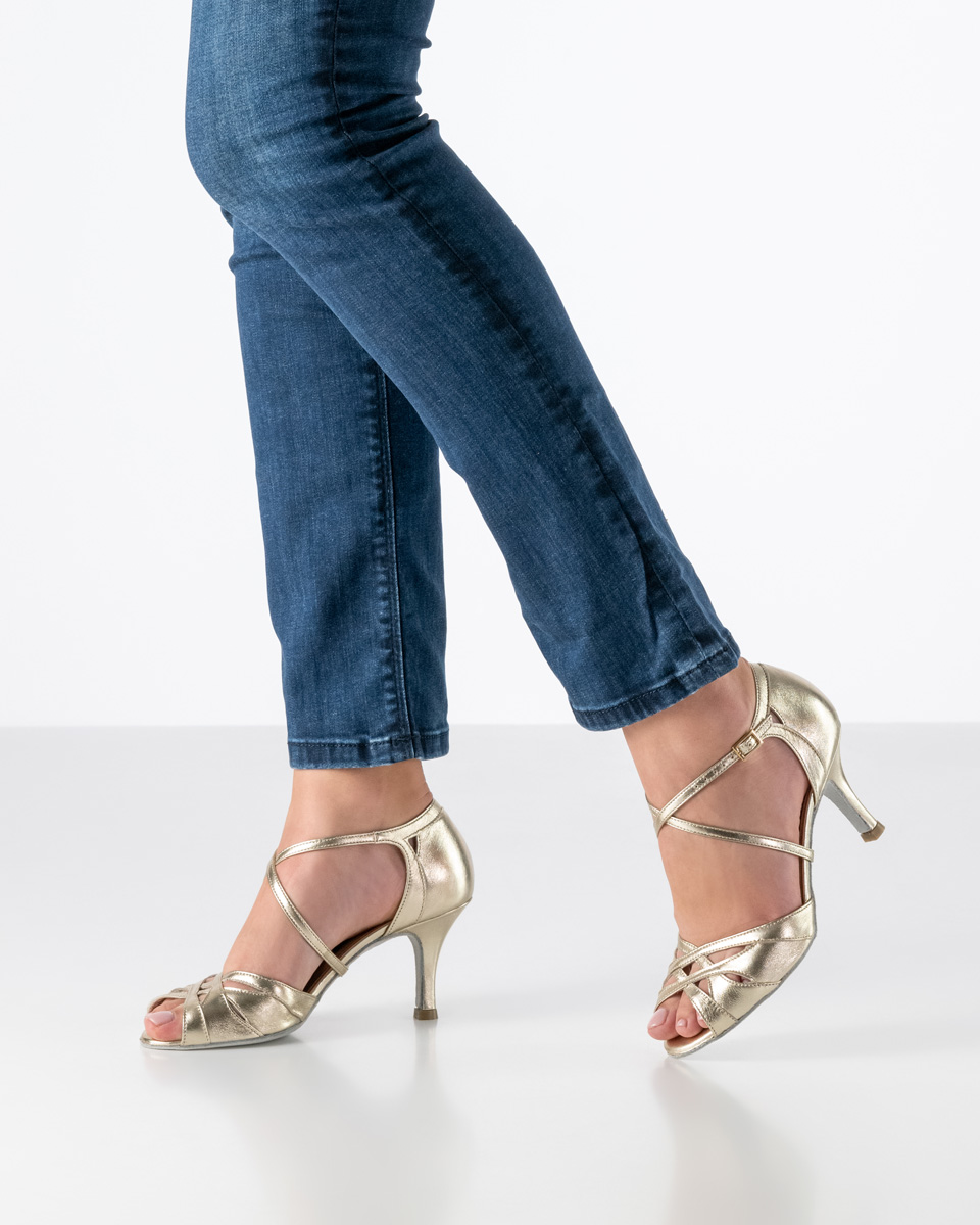 Damentanzschuh Cleo aus goldenem Nappaleder und einem 7 cm Absatz.