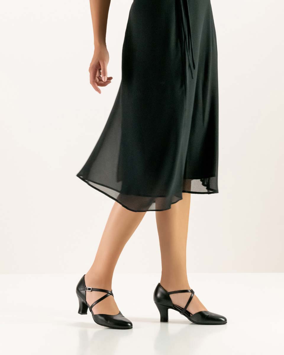 Layla schwarzes Kleid in Kombination mit schwarzem Werner Kern Damentanzschuh