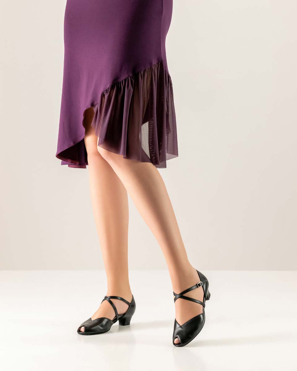 Freya Werner Kern Damentanzschuh mit 3,4 cm Absatz kombiniert mit lila Kleid
