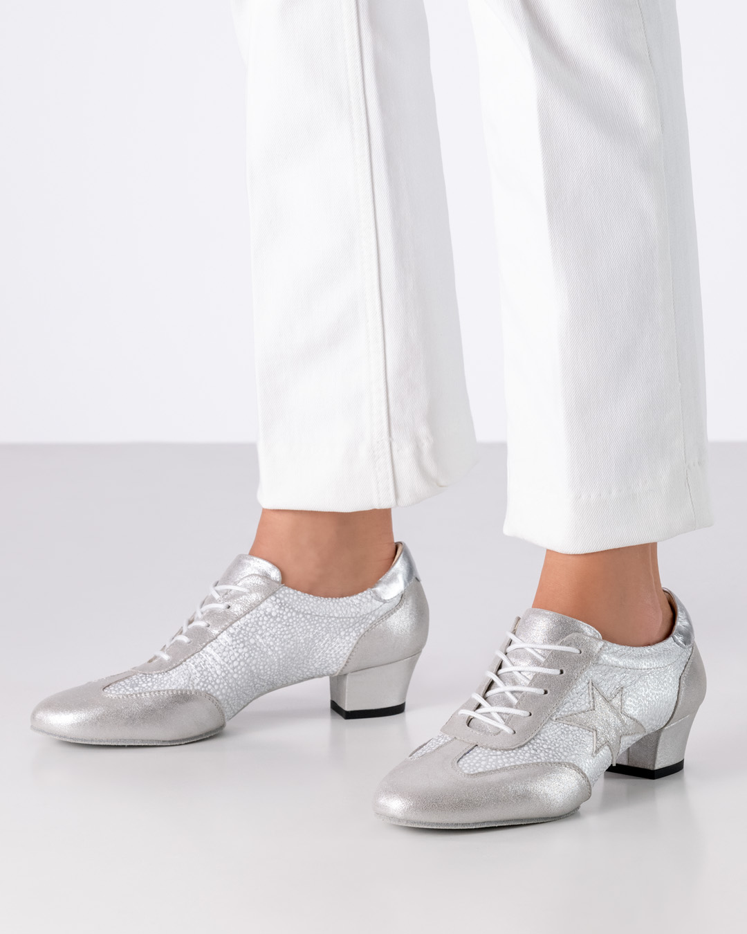 Ariana Silberner, geschlossener Trainingstanzschuh aus Leder zum Schnüren mit geteilter Sohle von Werner Kern