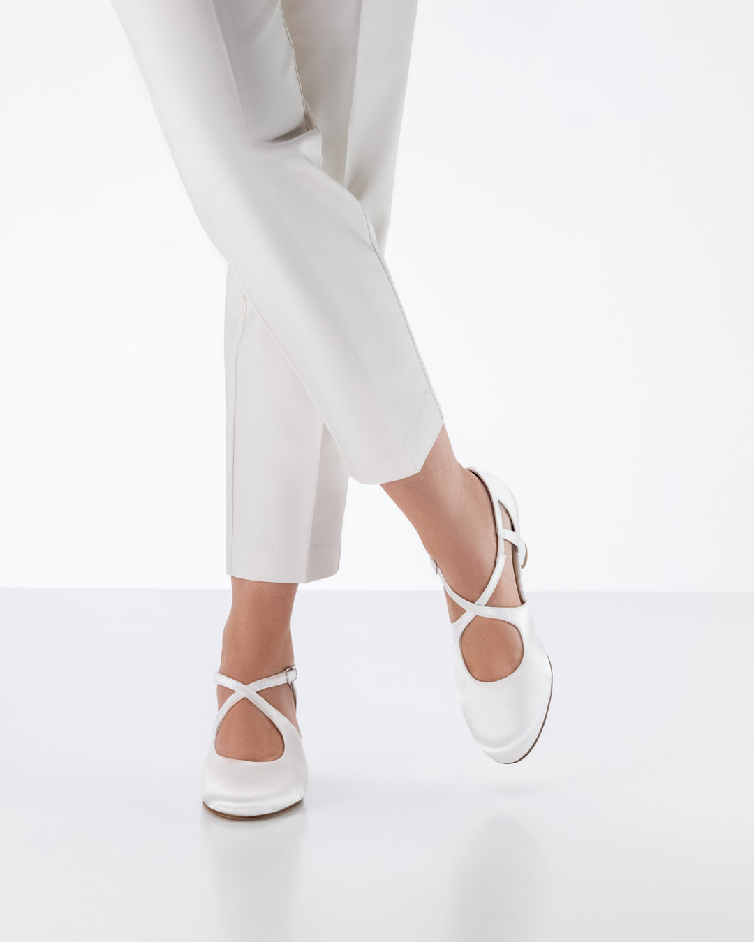 Gala geschlossener Brautschuh mit Ledersohle von Werner Kern in Kombination mit weißem Brautkleid
