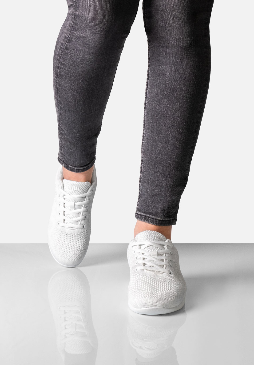 Weiße Split Sole Sneaker für Damen von Suny by Anna Kern, Artikelnummer 160, aus hochwertigem Knitting Material, ideal für Tanz.
