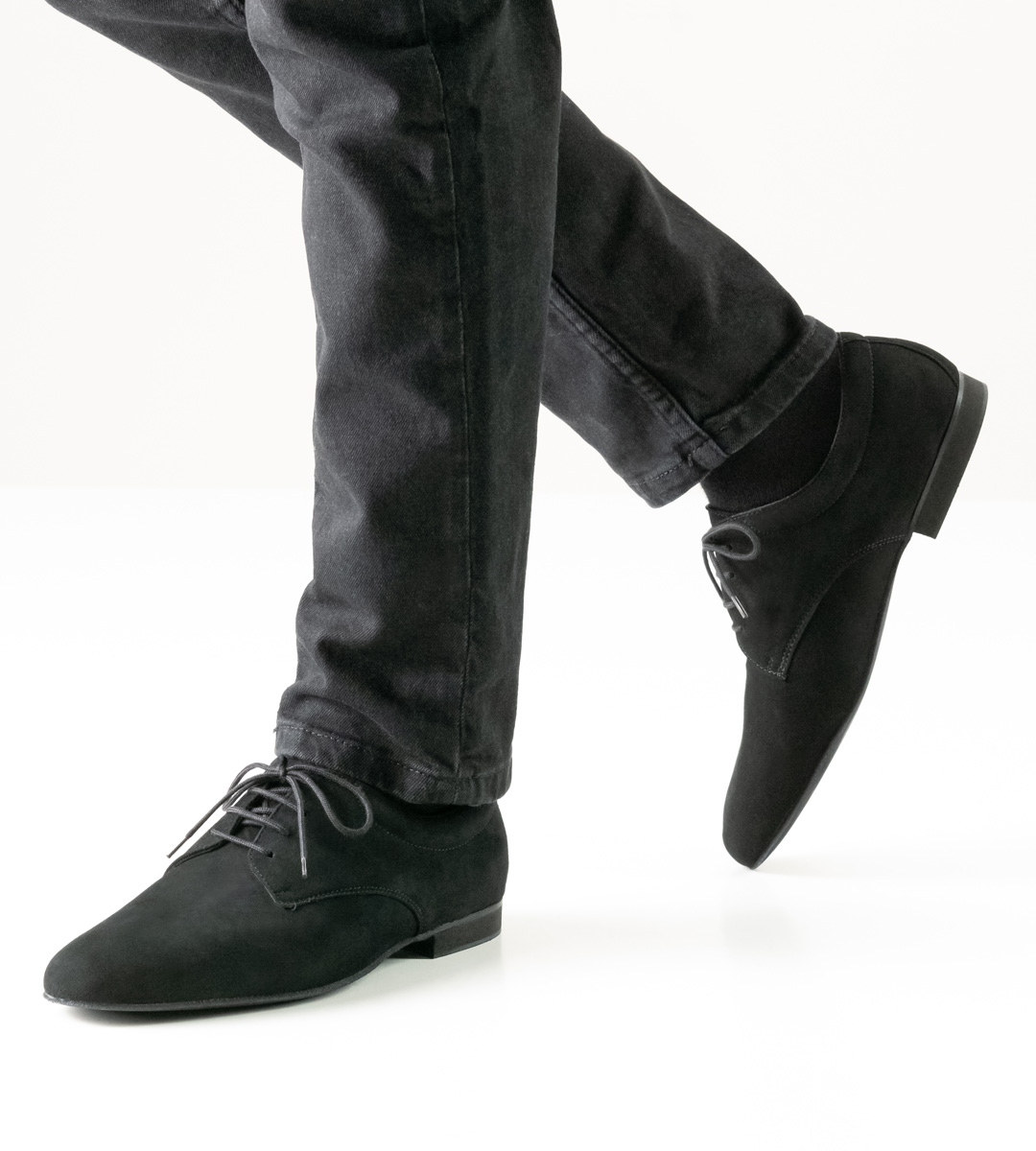 schwarze Jeans in Kombination mit 1,5 cm hohem Herrentanzschuh von Werner Kern