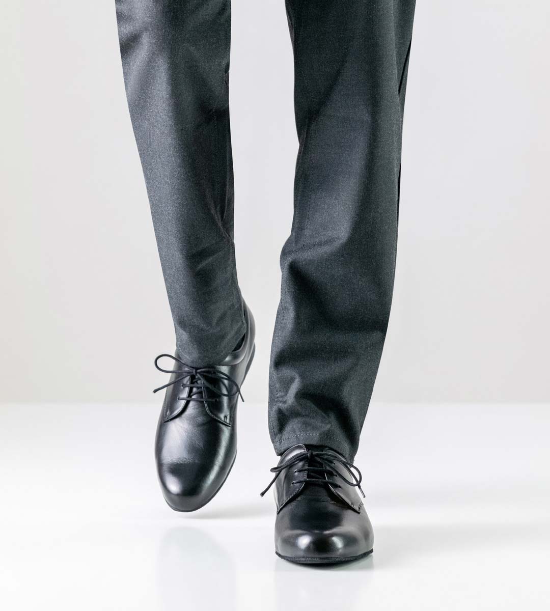Arezzo graue Hose in Kombination mit Herrentanzschuh in schwarzem Leder
