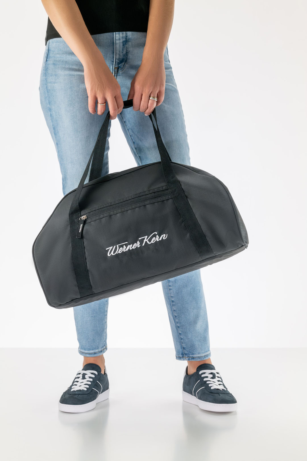 Schwarze Tanztasche mit weißem,gesticktem Logo von Werner Kern