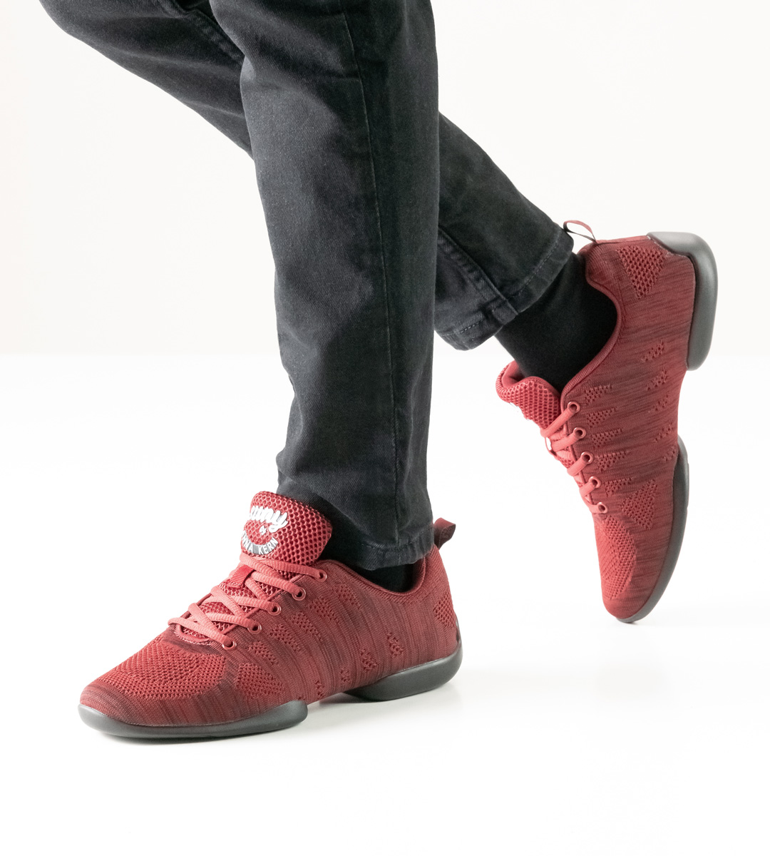 Herrentanz-Sneaker für Salsa von Suny In Verbindung mit schwarzer Jeans