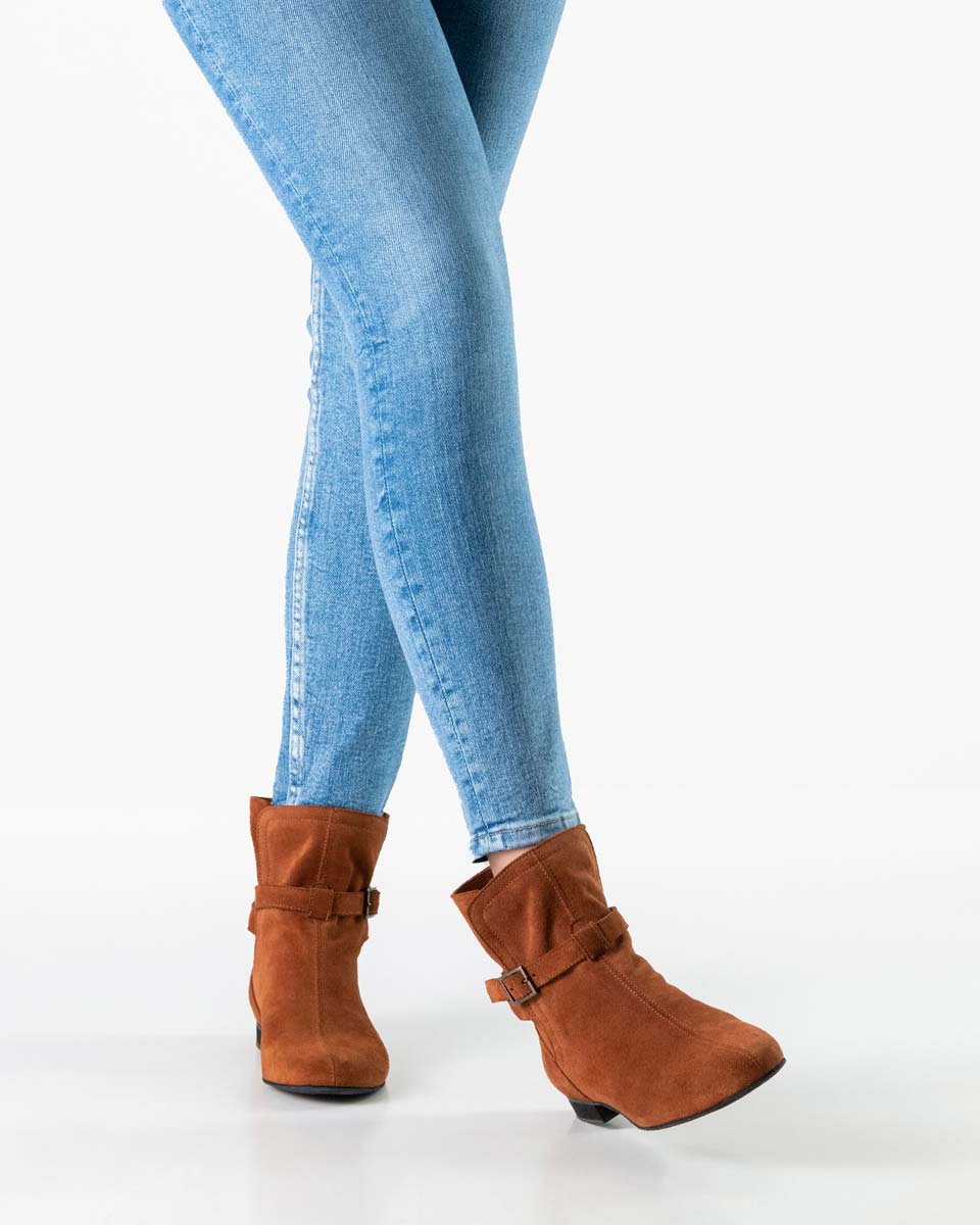 Harper brauner Linedance Tanzstiefel in Velours in Kombination mit blauer Jeans
