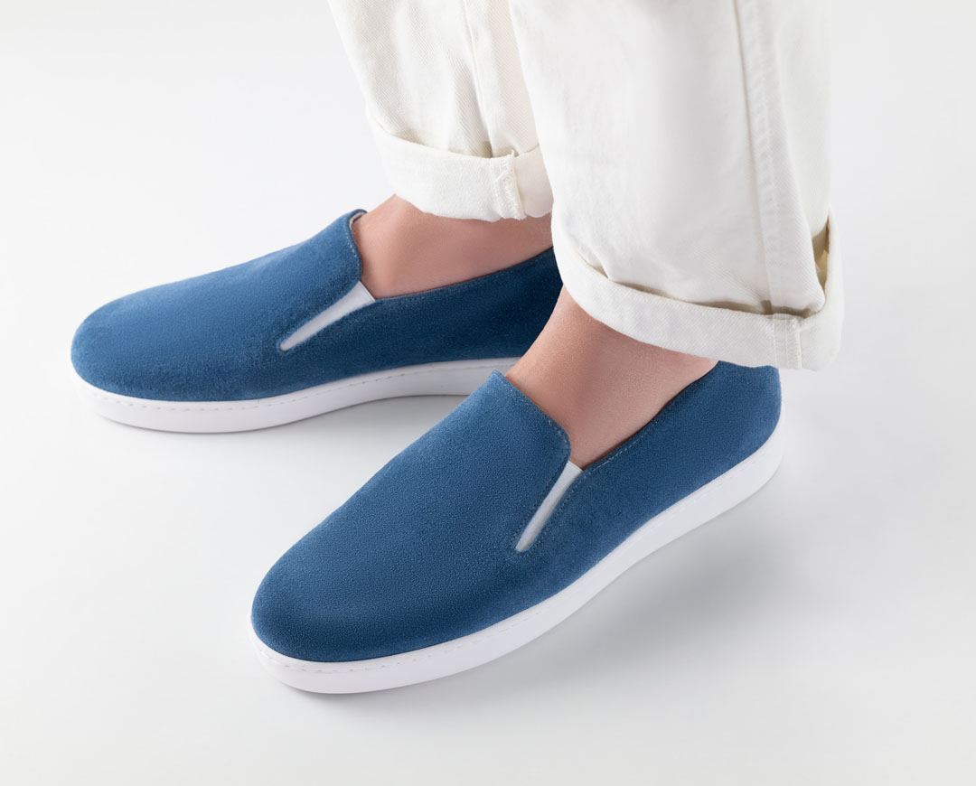 Detailansicht von oben auf den Tanzschuh Slipper mit weißer PU-Sohle und denimfarbenem Velourleder