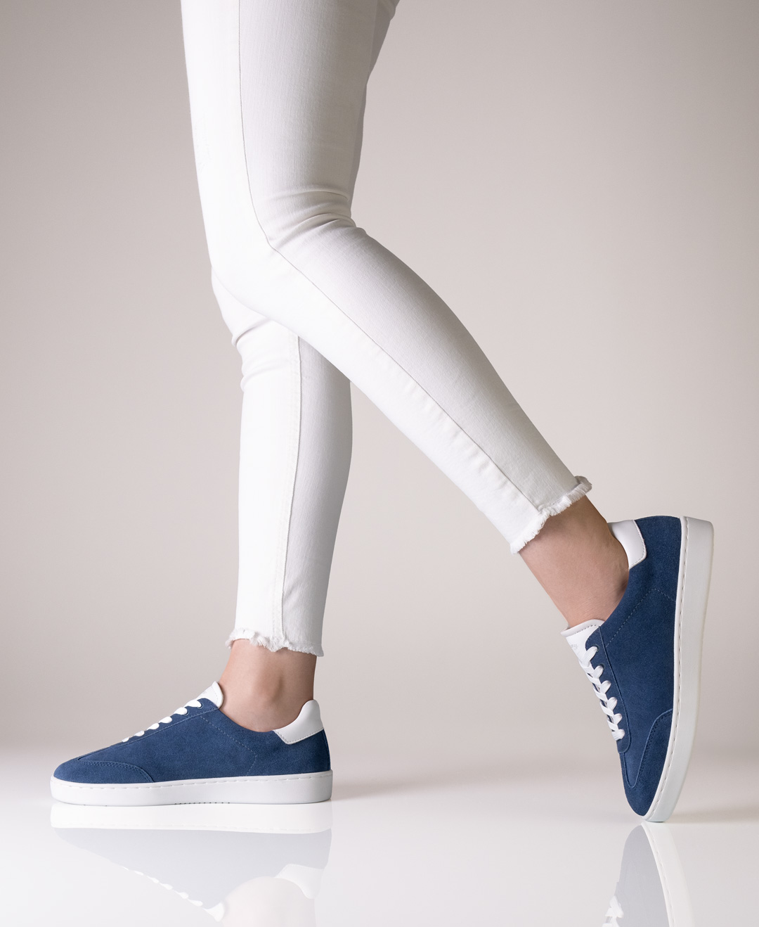 Sneaker 7005 Blauer Tanzsneaker 7005 für Damen aus Velourleder mit weißer PU Sohle aus dem Hause Anna Kern.