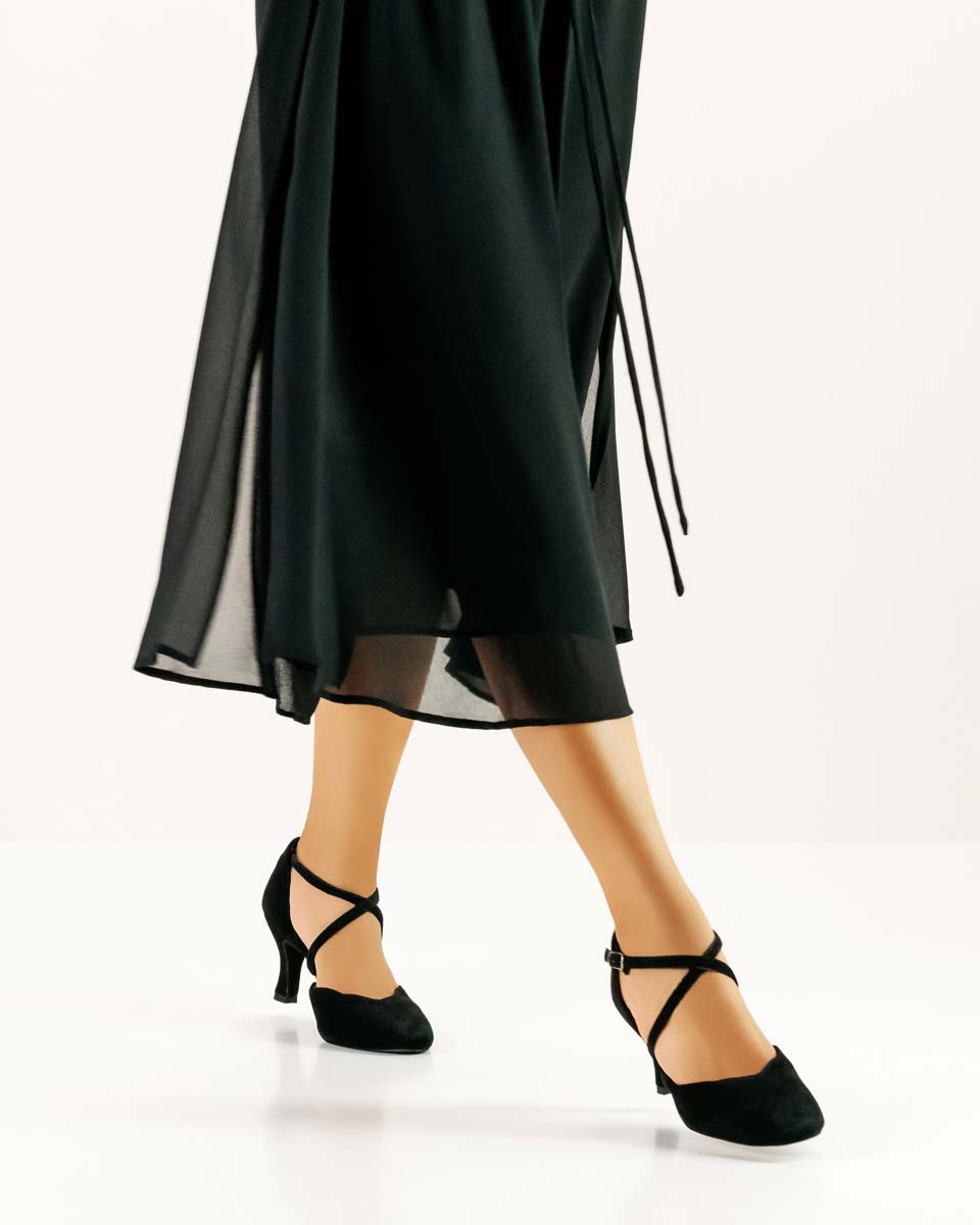 672 schwarzes Kleid mit geschlossenem Anna Kern Damentanzschuh in schwarz