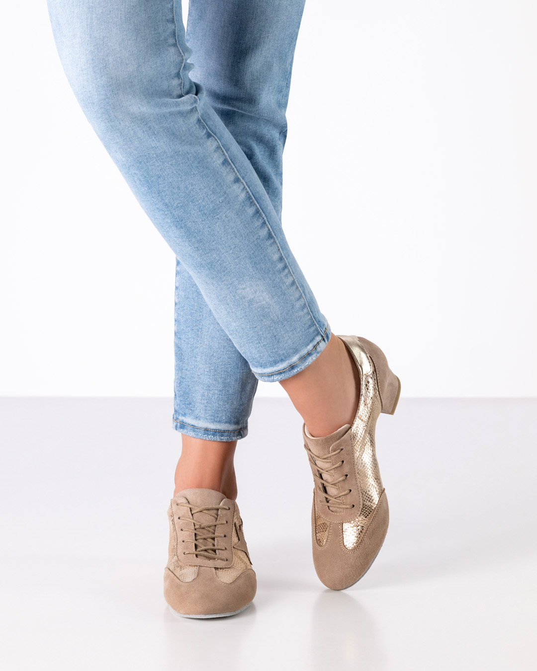 Eleganter, gold glänzender Trainingstanzschuh von Werner Kern mit 3,5 cm Blockabsatz und Details aus beigem Velourleder