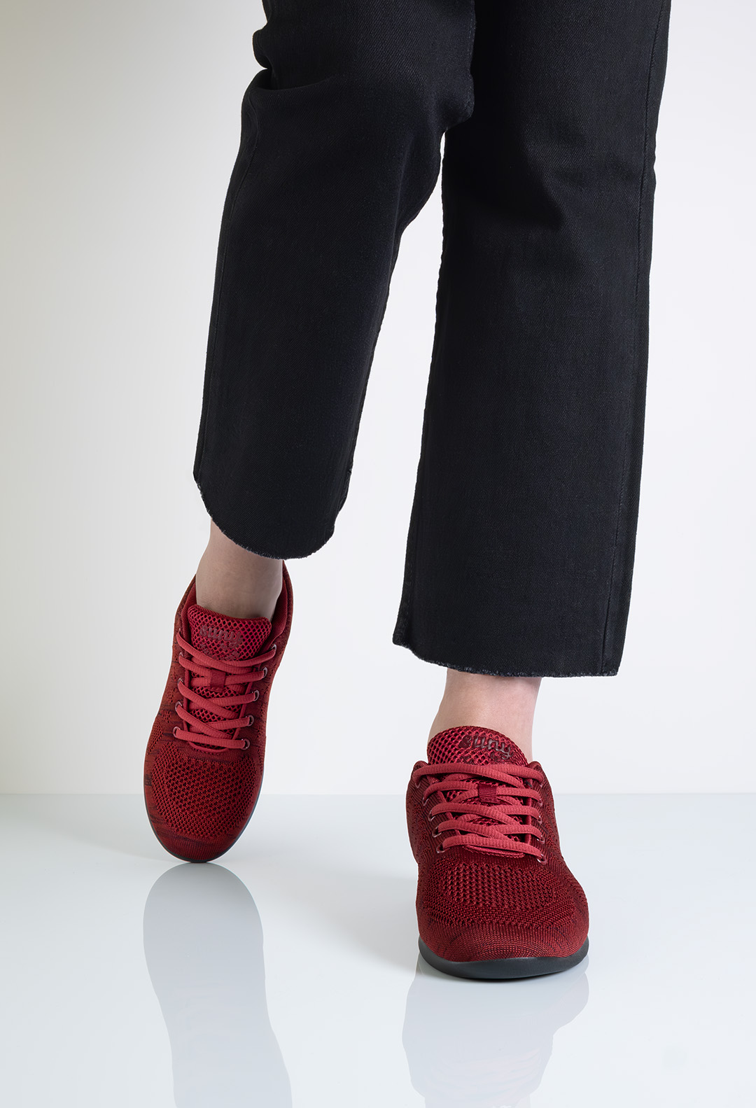 Damentanzsneaker in rot mit schwarzer, geteilter Sohle von Suny