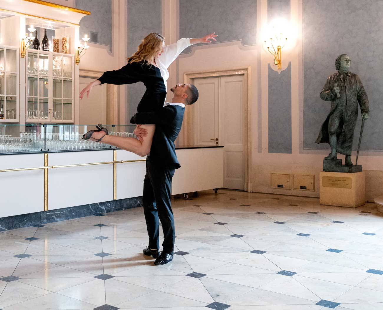 Ein Paar tanzt in einem schönen Ballsaal.