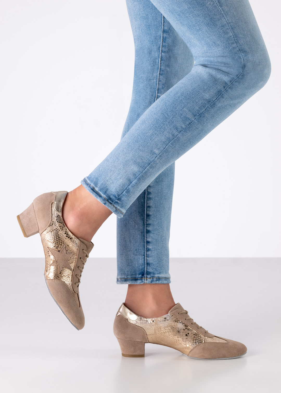 Trainingstanzschuh von Werner Kern in beigem Velourleder und geteilter Sohle in Sneakeroptik