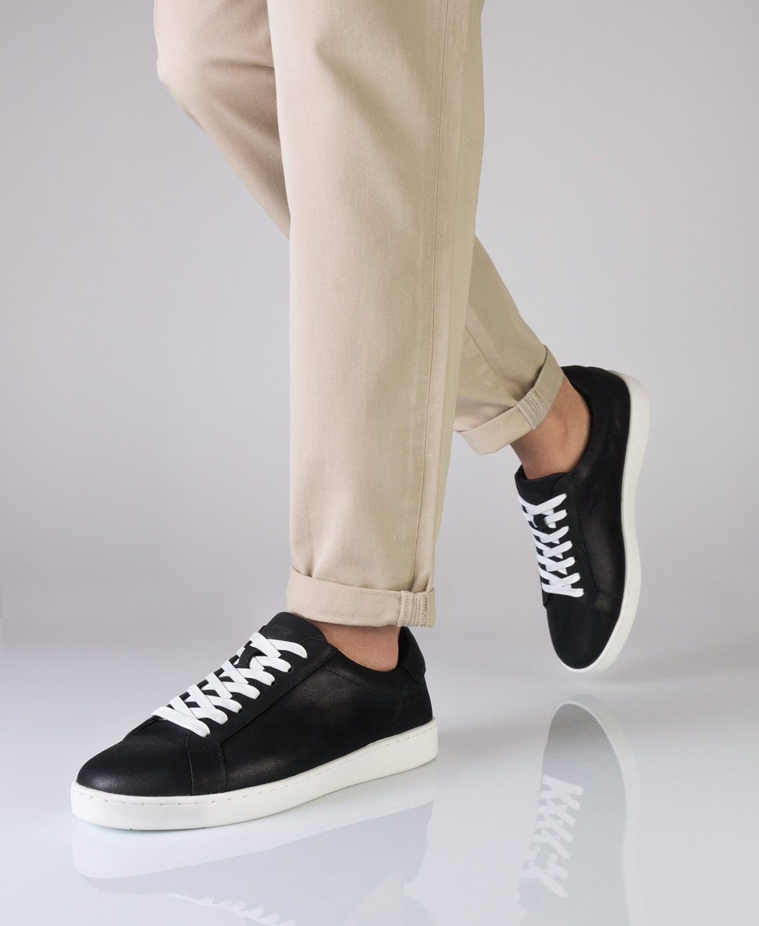 Sneaker 7410 Tanzsneaker für Herren aus schwarzem Leder mit herausnehmbarer Innensohle von Suny aus dem Hause Anna Kern.