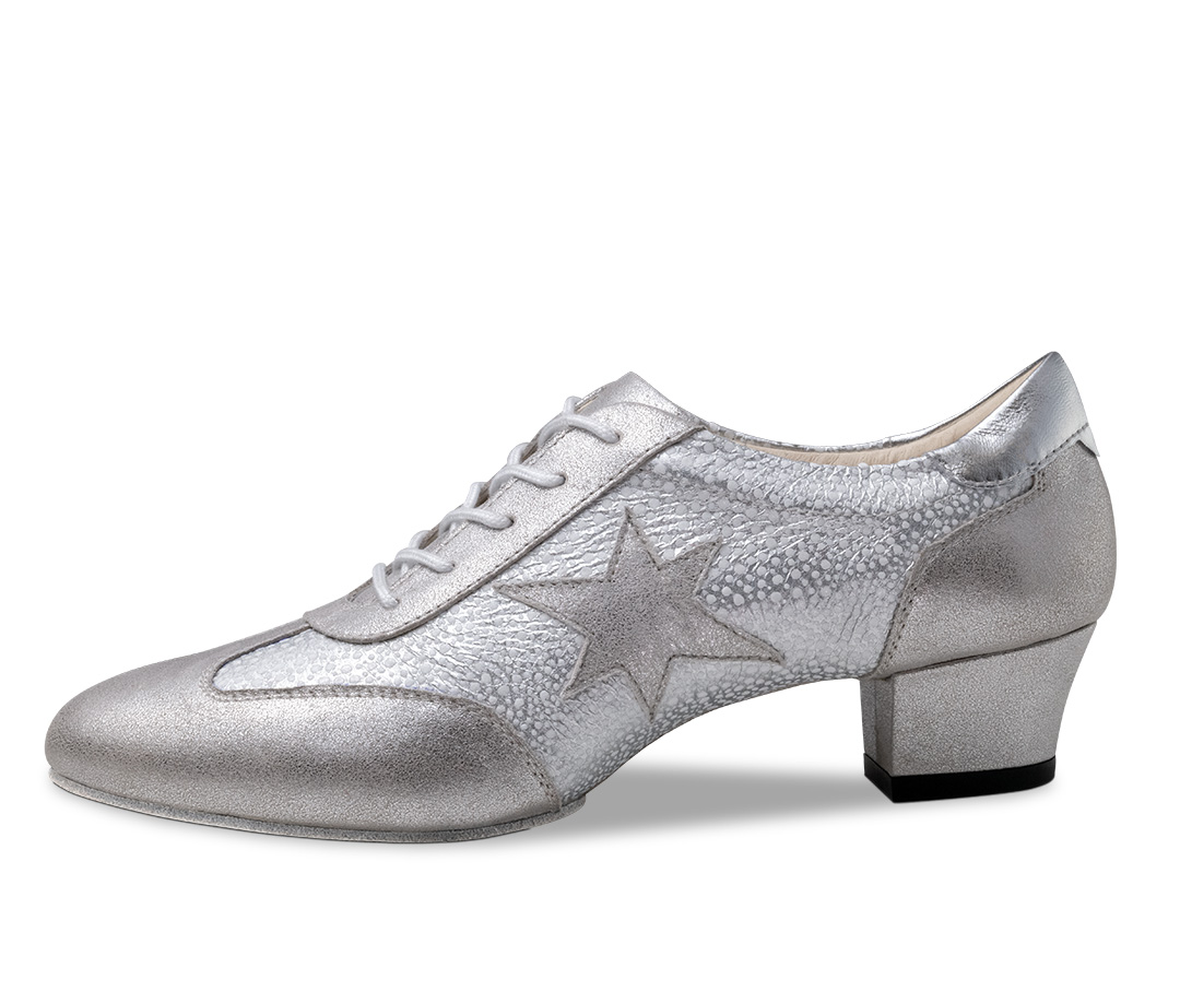 Silberner, geschlossener Trainingstanzschuh aus Leder zum Schnüren mit geteilter Sohle von Werner Kern
