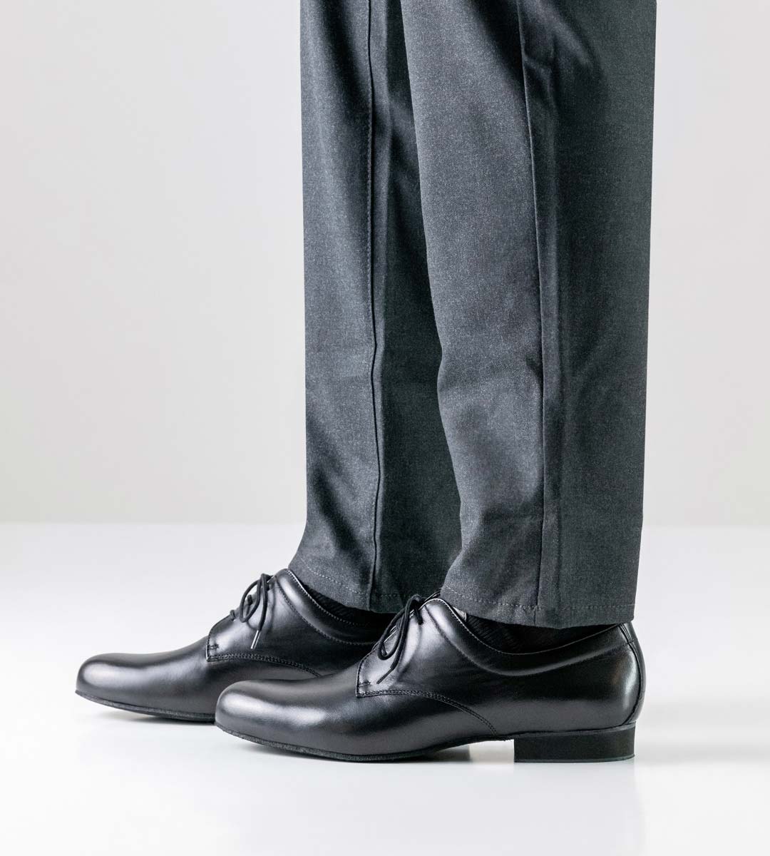 Arezzo seitliche Ansicht vom Werner Kern Herrentanzschuh mit Microabsatz in Kombination mit grauer Hose