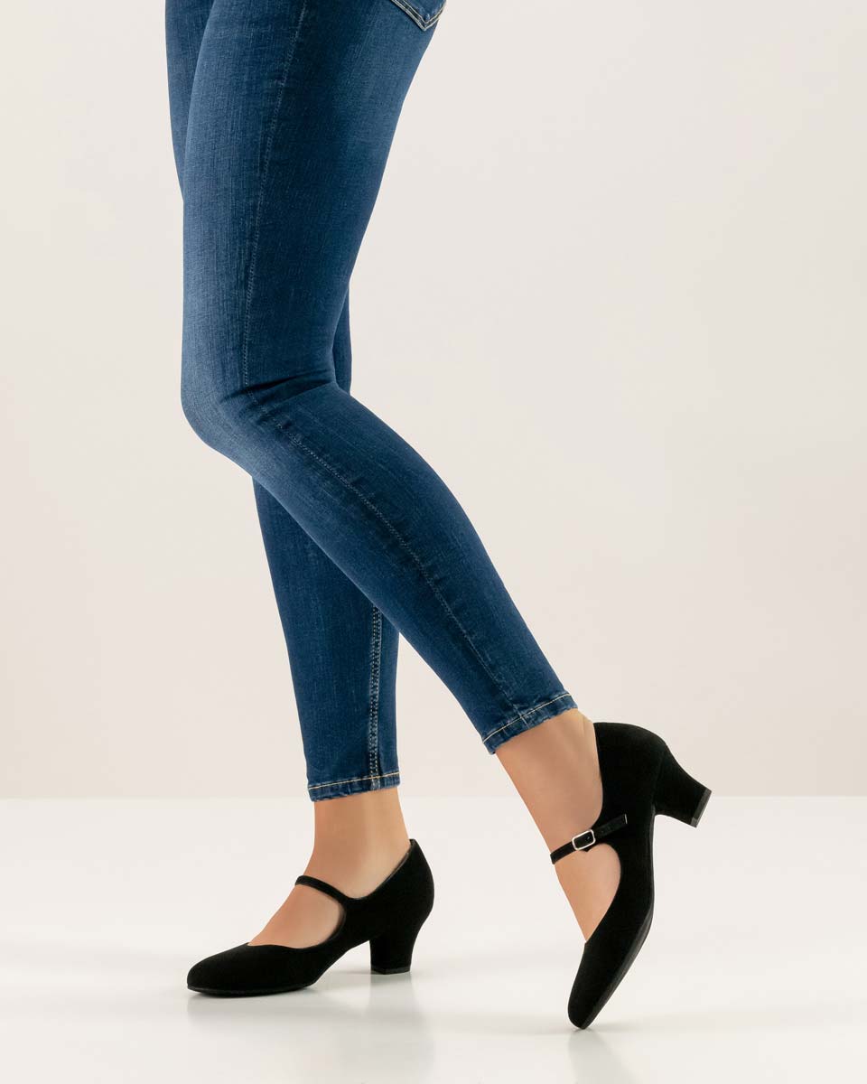 Ashley schwarzer Werner Kern Damentanzschuh in Kombination mit blauer Jeans