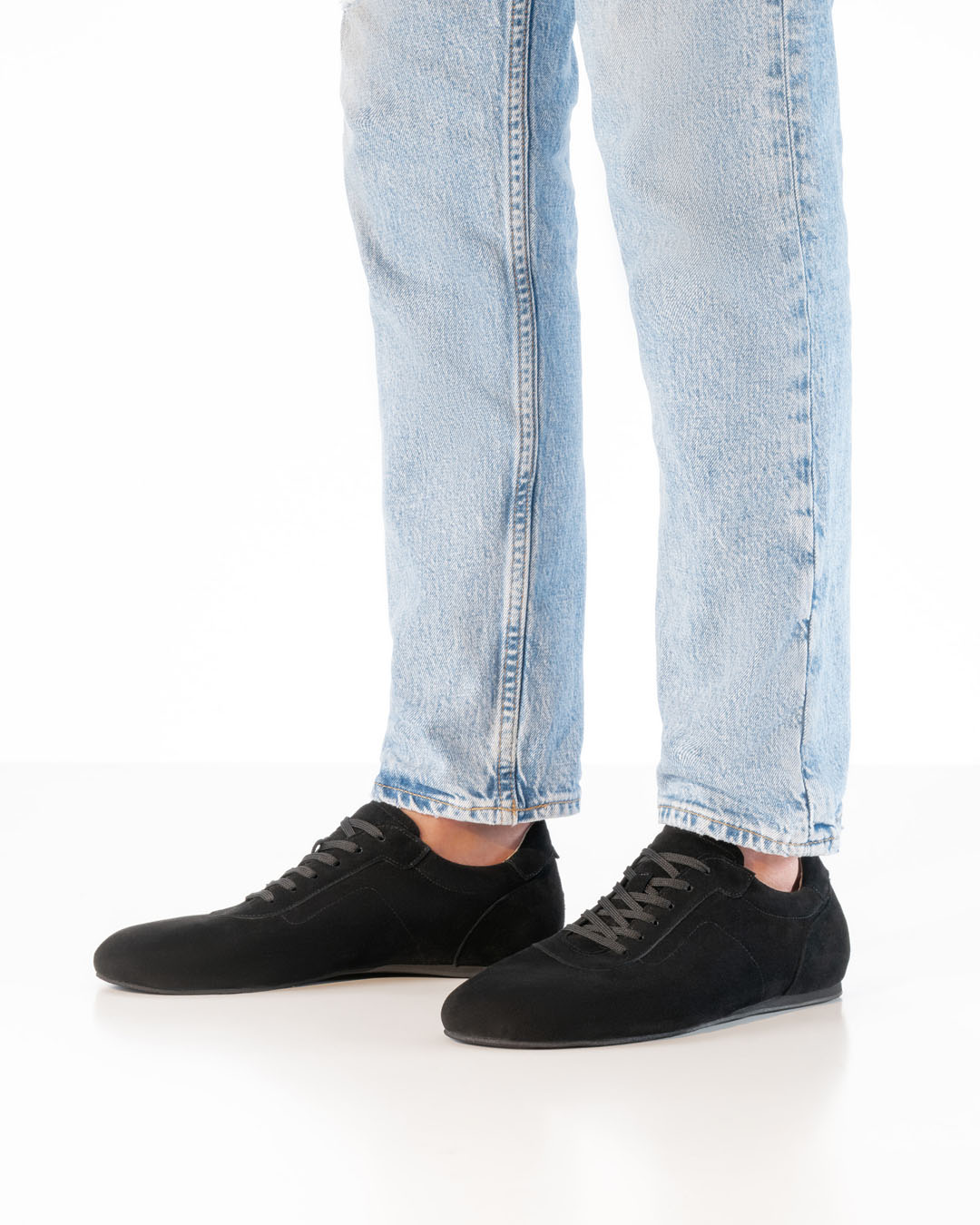 Schwarzer Herrentanzschuh im Sneaker Style von Werner Kern in Kombination mit hellen Jeans