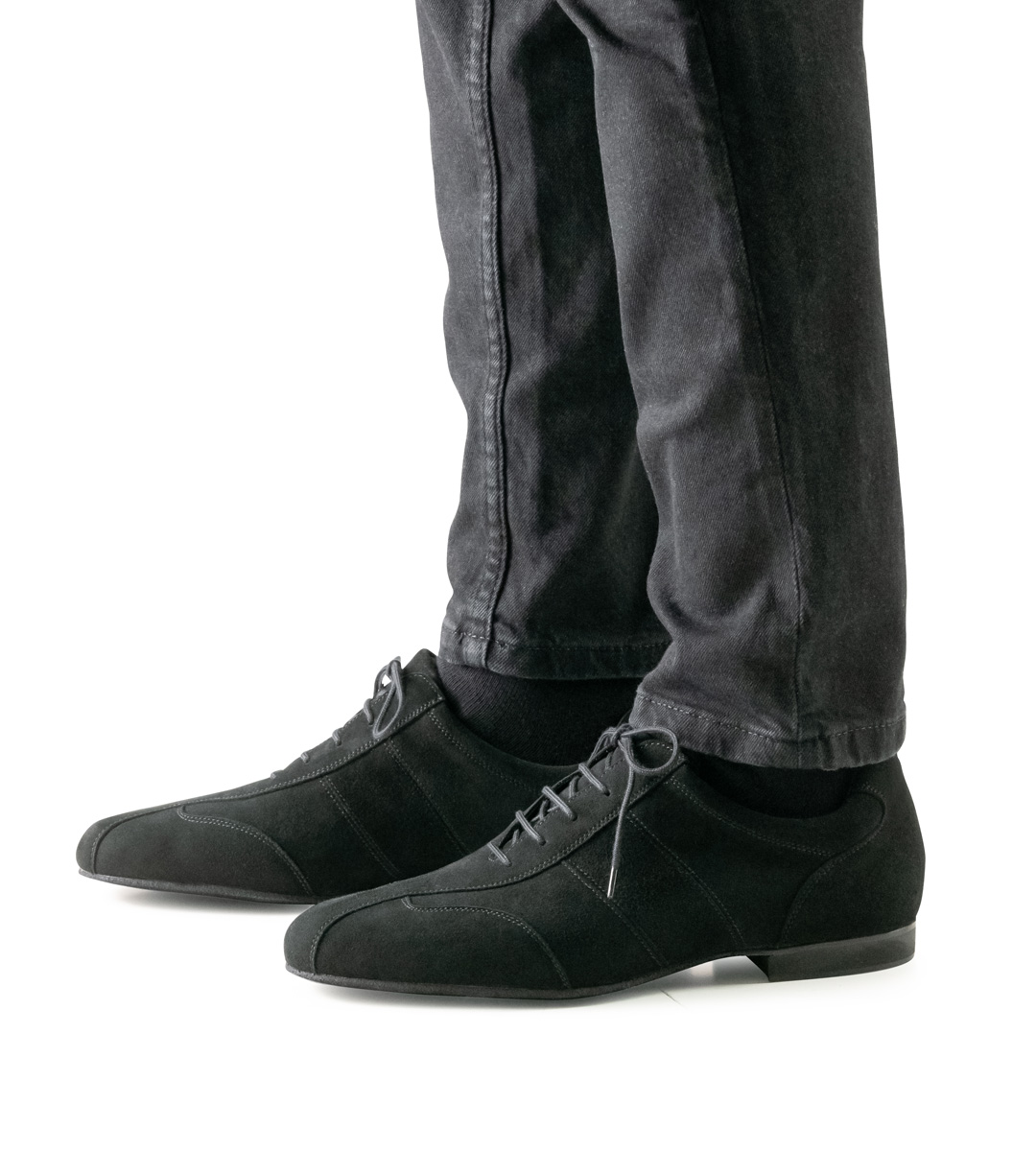 graue Jeans in Kombination mit schwarzem Herrentanzschuh von Werner Kern für Salsa