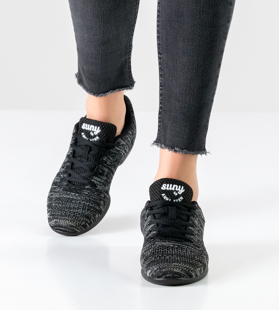 grau-schwarzer Sneaker Damentanzschuh von Suny fürs Training