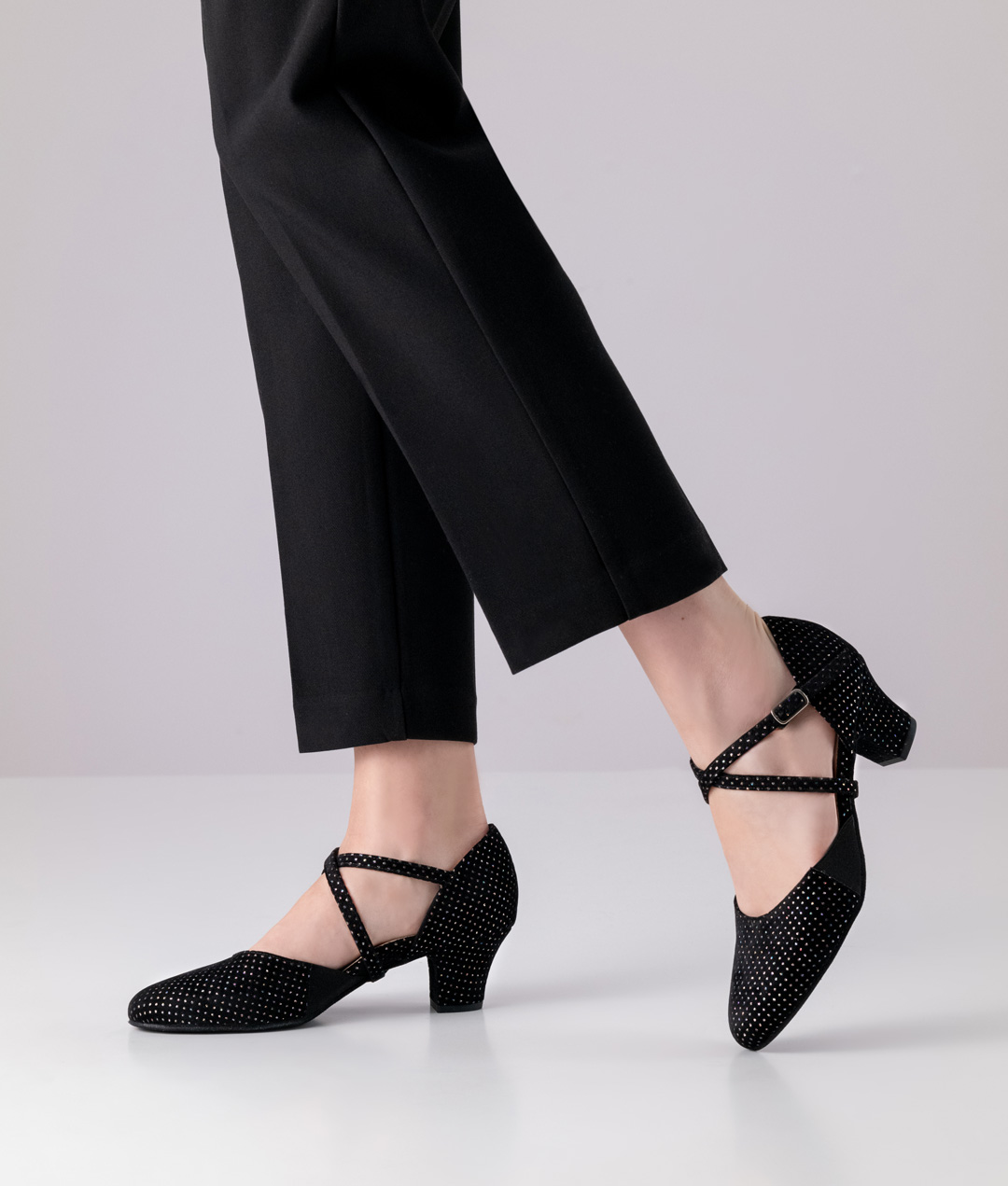 Weicher Tanzschuh aus schwarzen Brokat mit kleinen Glitzerpunkten in Gold und seitlichen Elastikeinsätzen und 4,5 cm Comfort Absatz von Werner Kern.