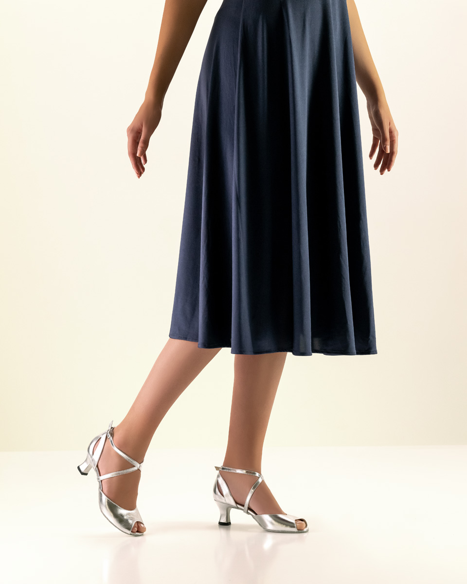 blaues Kleid in Kombination mit silbernenem Werner Kern Damentanzschuh