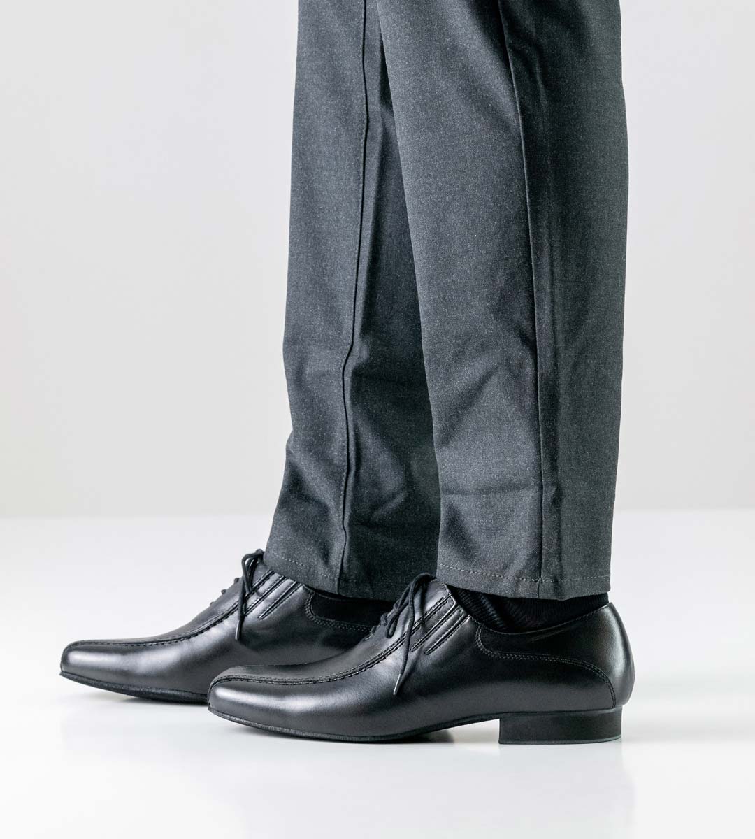 Pesaro 2 cm hoher Werner Kern Herrentanzschuh in Leder mit grauer Hose