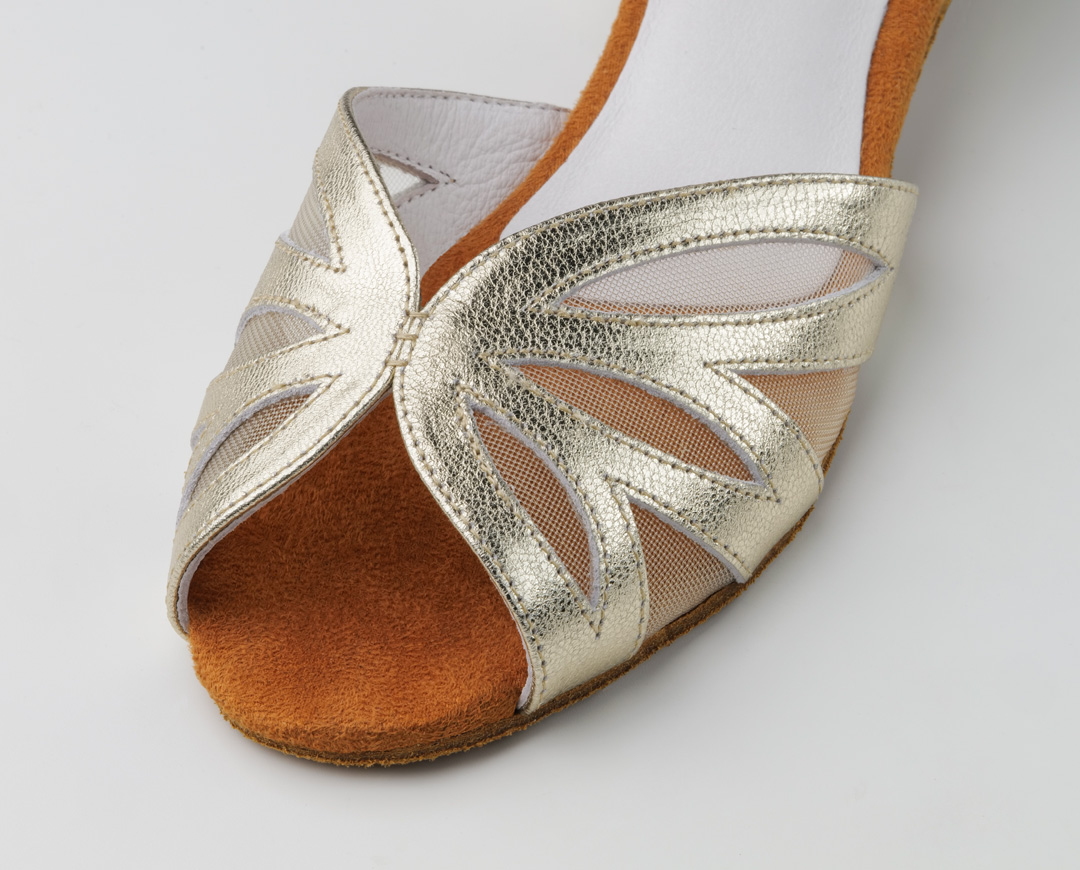 Detailansicht des Vorderblattdesigns vom goldenem Anna Kern Tanzschuh Margo