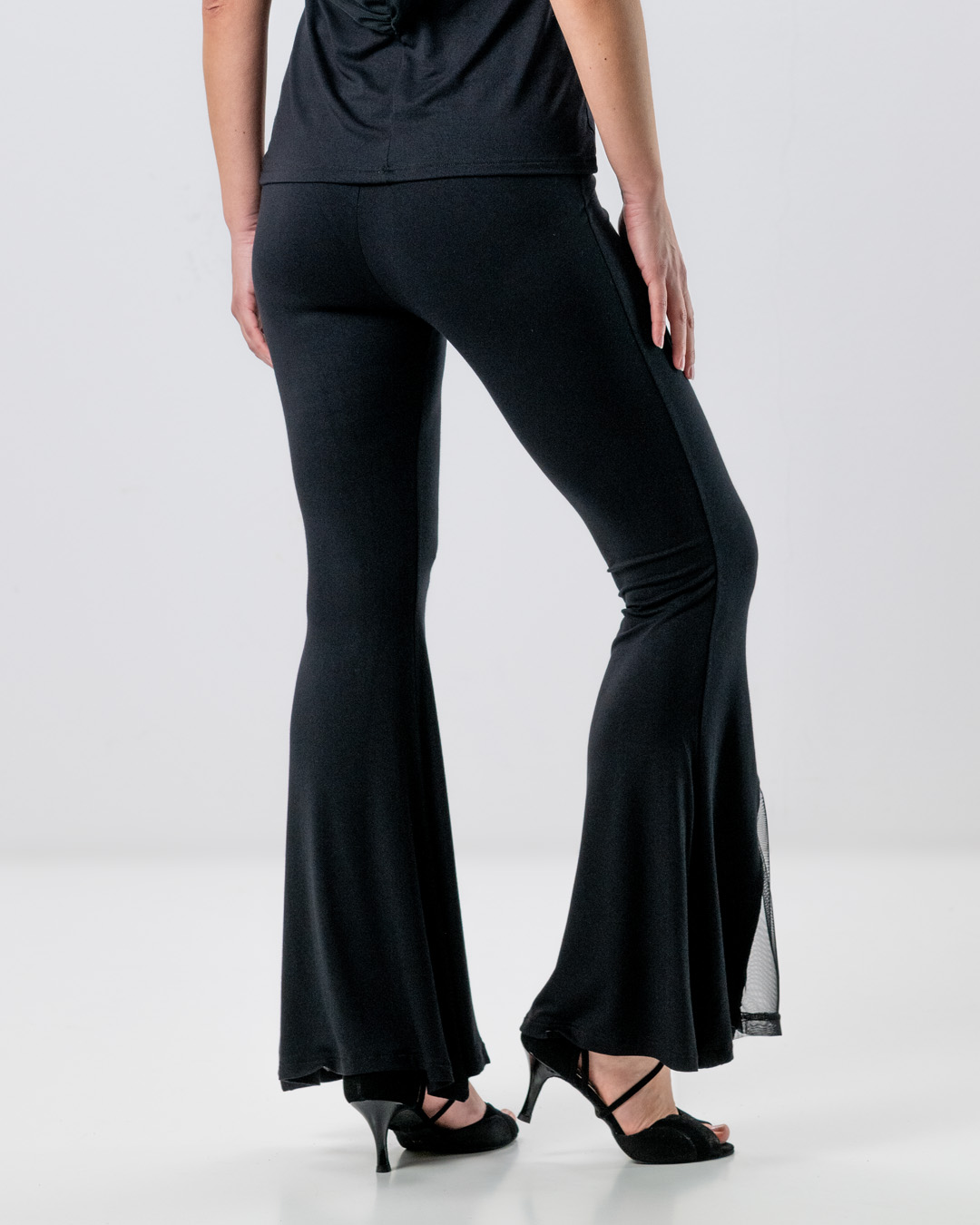 Rückwärtiges Ansicht von Tanzhose von Werner Kern in schwarz mit Schlag und Tülleinsatz