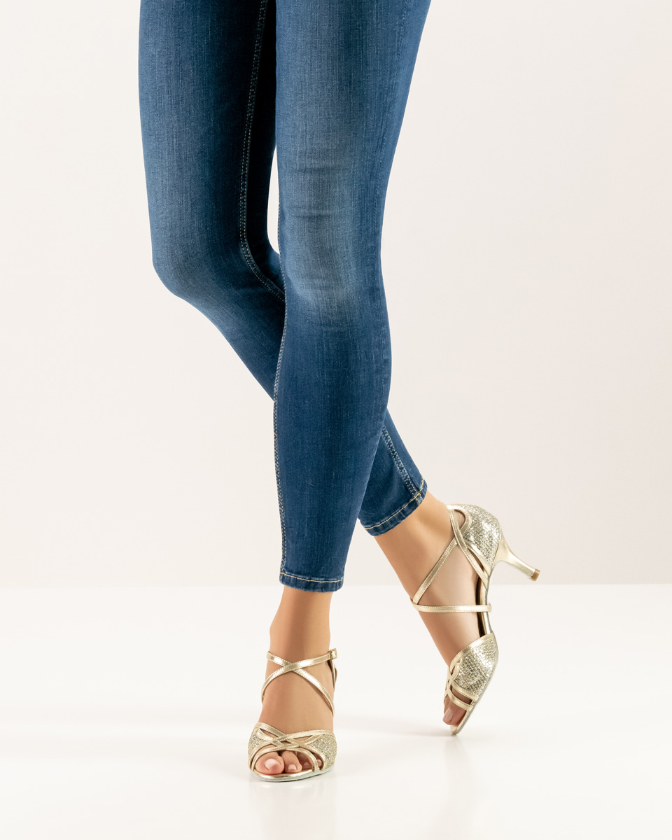 Blaue Jeans in Kombination mit 6 cm offenem Nueva Epoca Damentanzschuh
