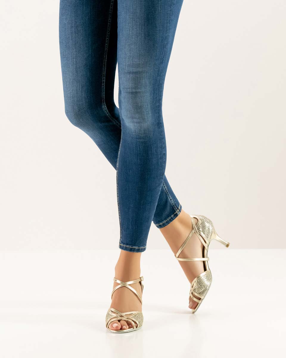 Rose Blaue Jeans in Kombination mit 6 cm offenem Nueva Epoca Damentanzschuh