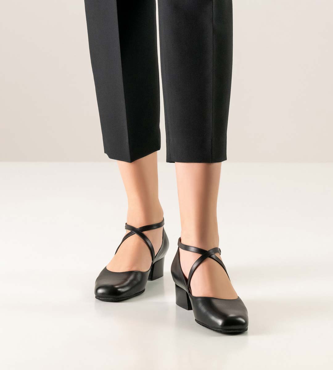 Marion geschlossener Tanzschuh aus schwarzem Nappaleder mit kleinem Blockabsatz und Komfort Passform von Werner Kern