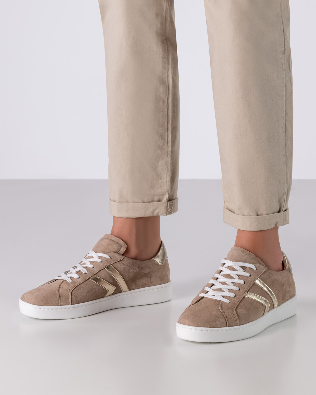 Beiger Tanzsneaker mit goldenen Details und weißer Tanzsohle aus Pu von Werner Kern