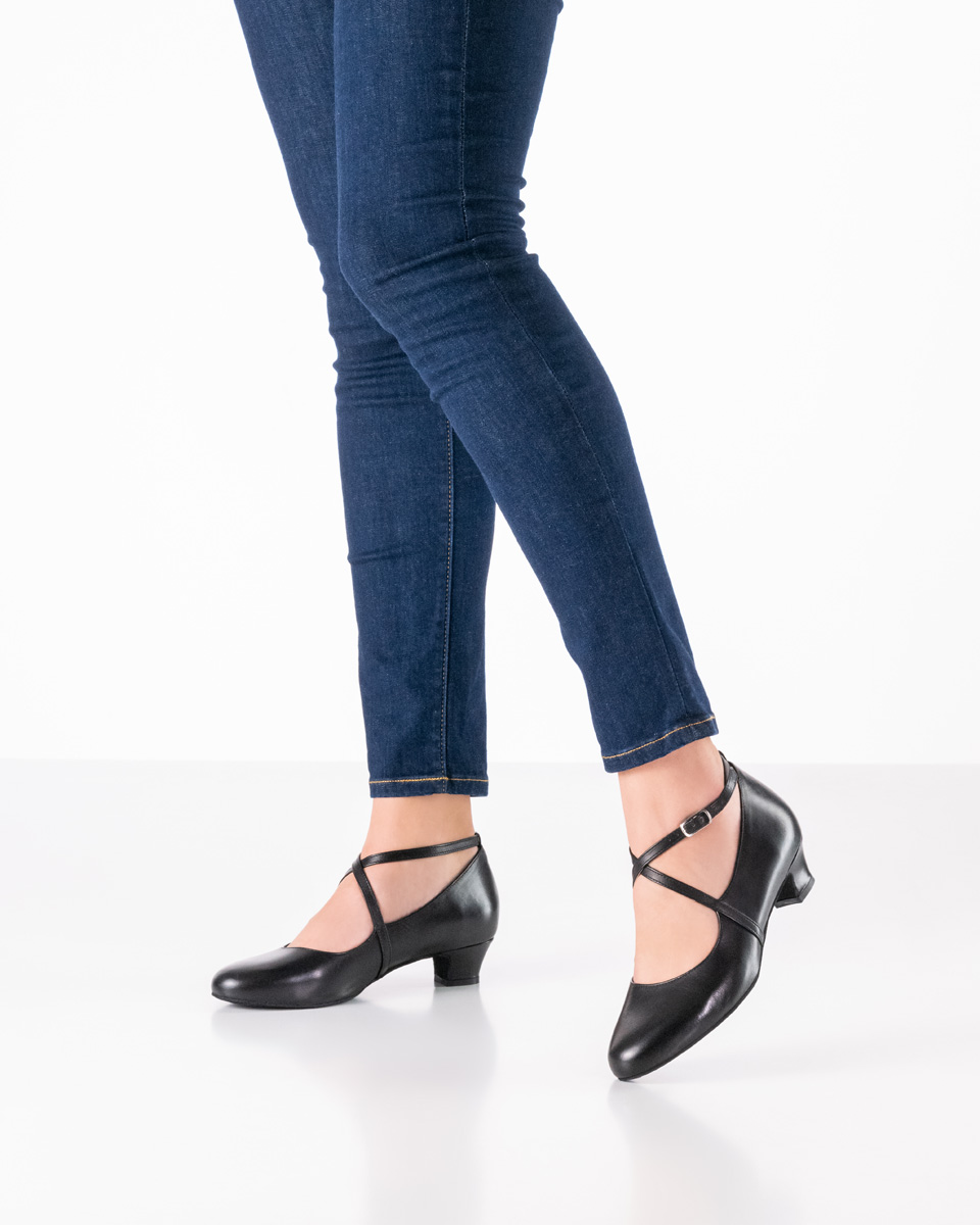Stine Damen Tanzschuh Stine - Werner Kern in schwarzem Nappaleder, attraktiver Dekolletéschnitt für optimalen Halt mit Fesselspange und lederbezogenem Wechselfußbett, bequeme Absatzhöhe von 3,4 cm