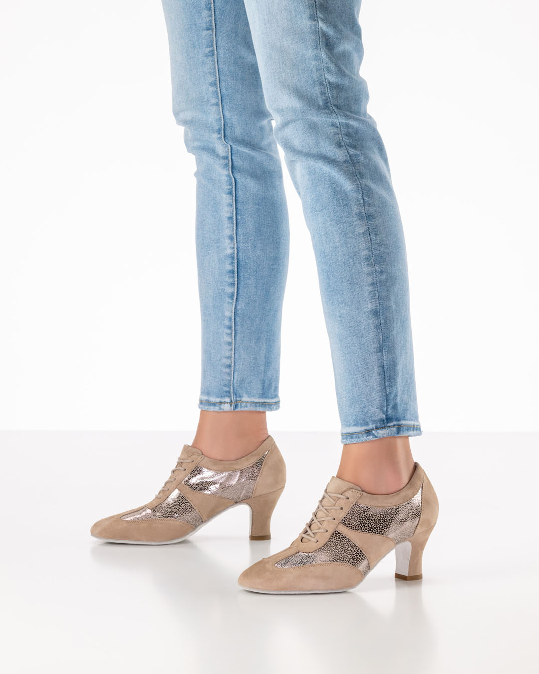 Beige Trainingstanzschuhe mit Details in glänzendem Material von Werner Kern mit 6cm Absatz zum Schnüren