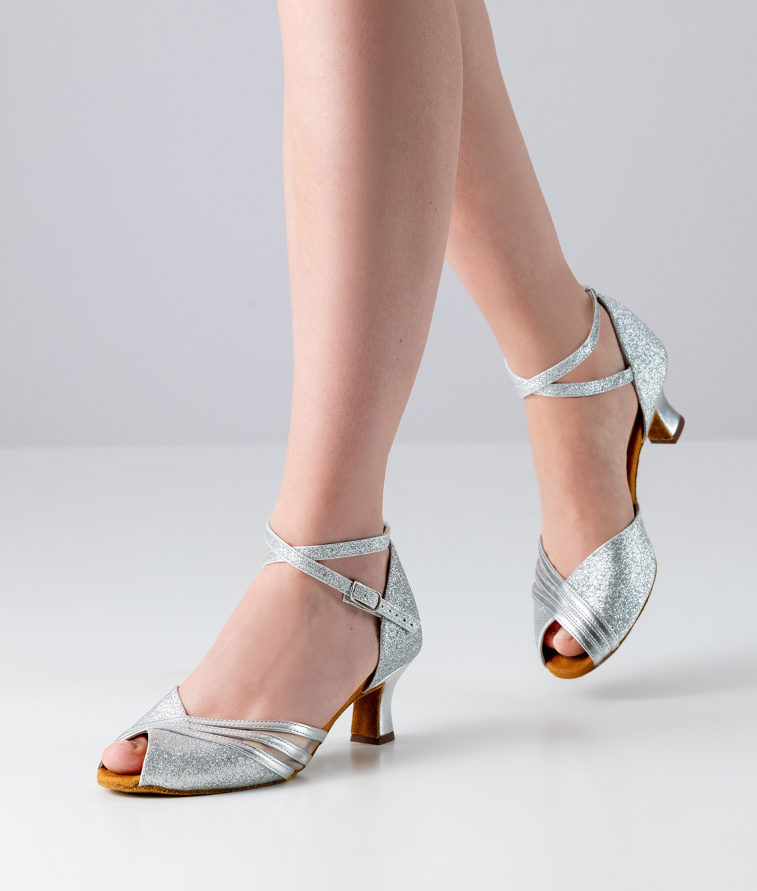 Christelle, klassisch elegante Anna Kern Tanzschuhsandalette aus silbernem Brokat mit 5 cm Absatz.