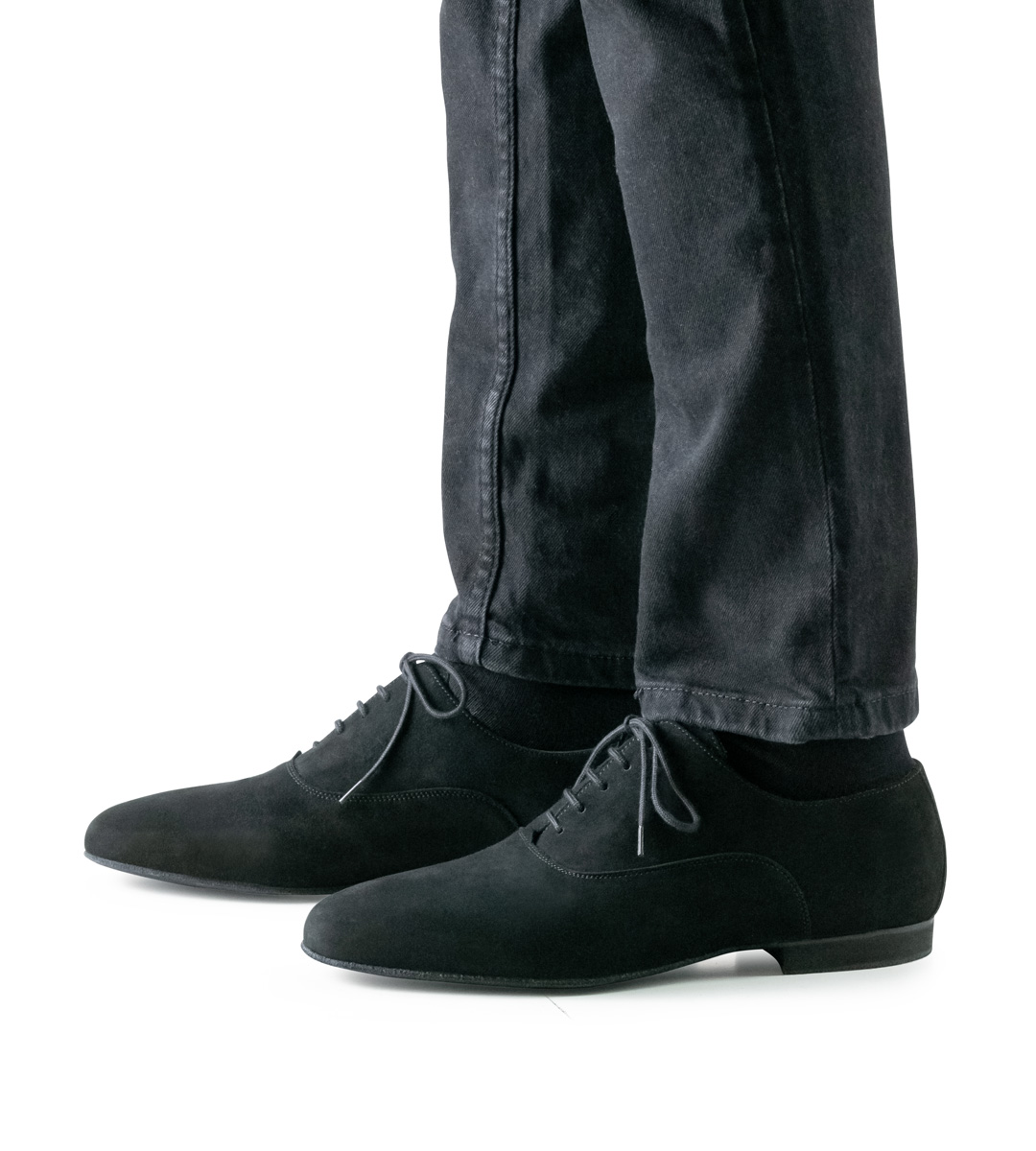 schwarze Jeans in Verbidnung mit Herrentanzschuh in schwarz