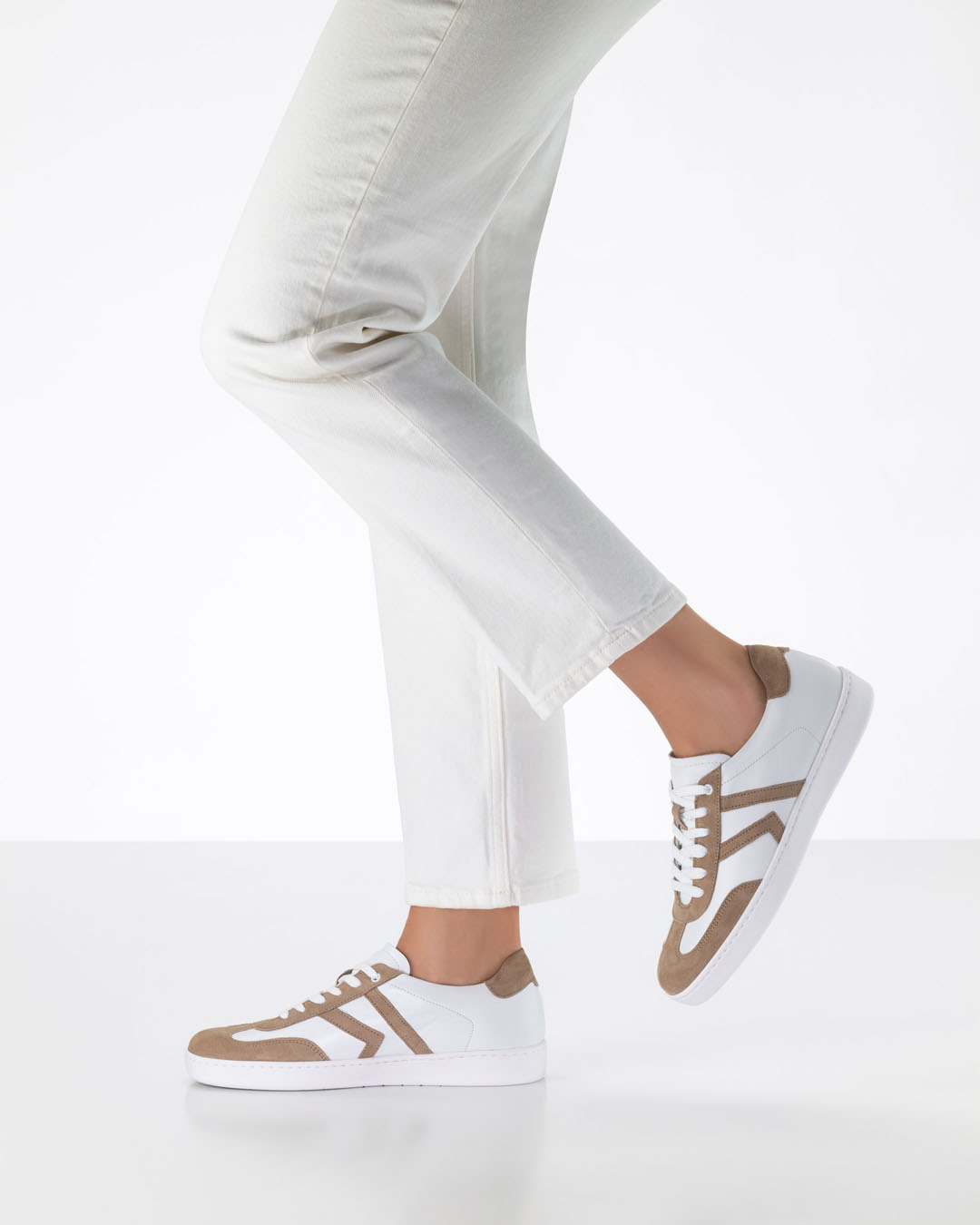 Tanzsneaker für Damen von Werner Kern in weiß mit beigen Details getragen mit weißer Jeans