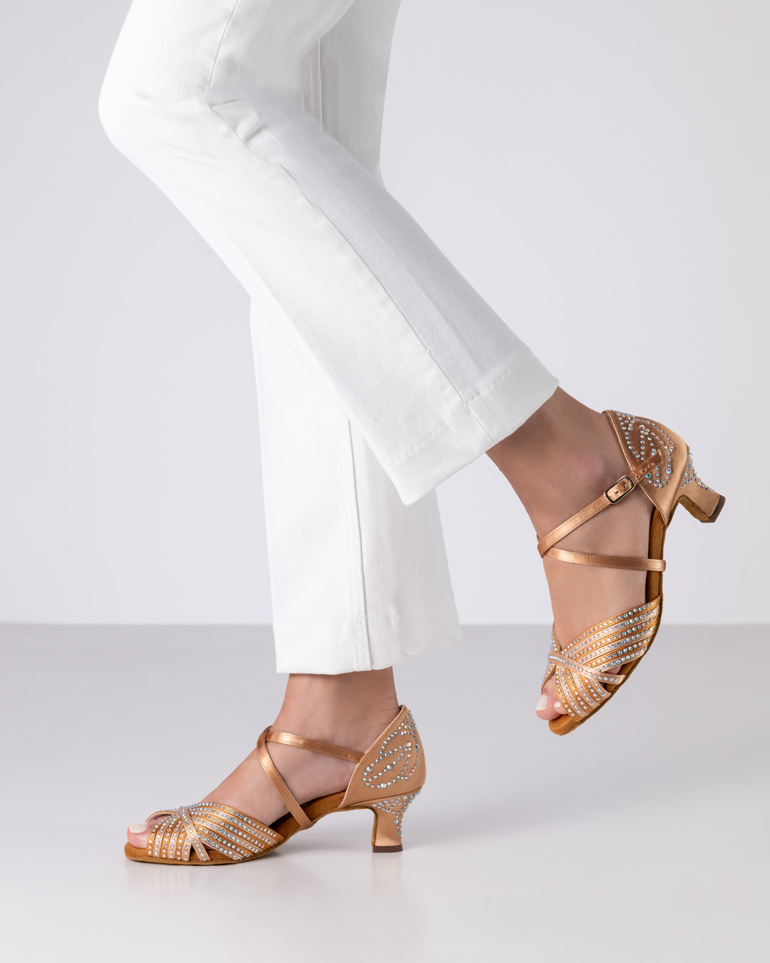 Tanzsandale mit niedrigem Flareabsatz und Strassteinchen für Salsa, Bachata und vieles mehr