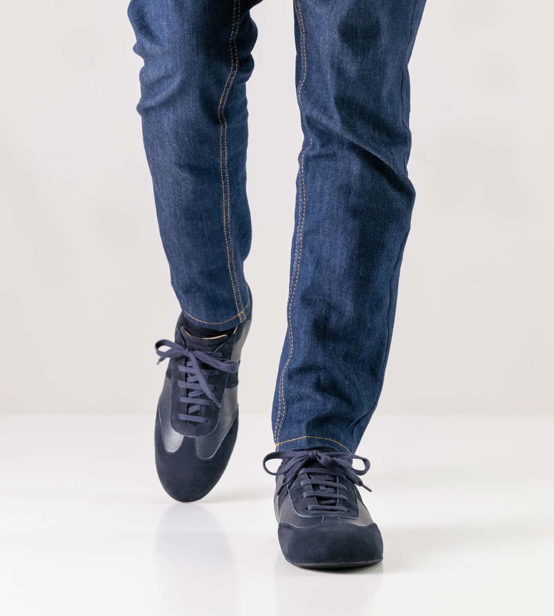 Bari blaue Jeans in Kombination mit blauem Herrentanzschuh für lose Einlagen